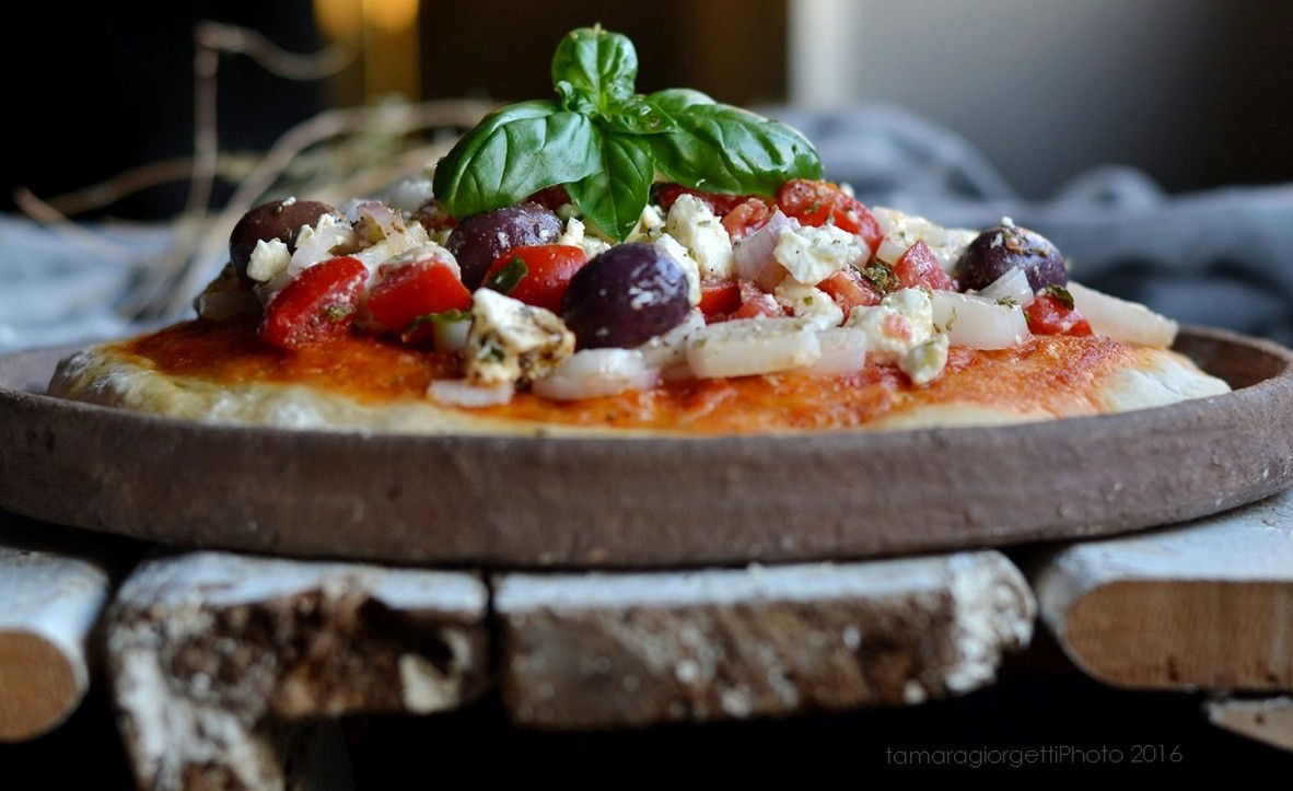 Pizza Al Piatto Con L’insalata Greca