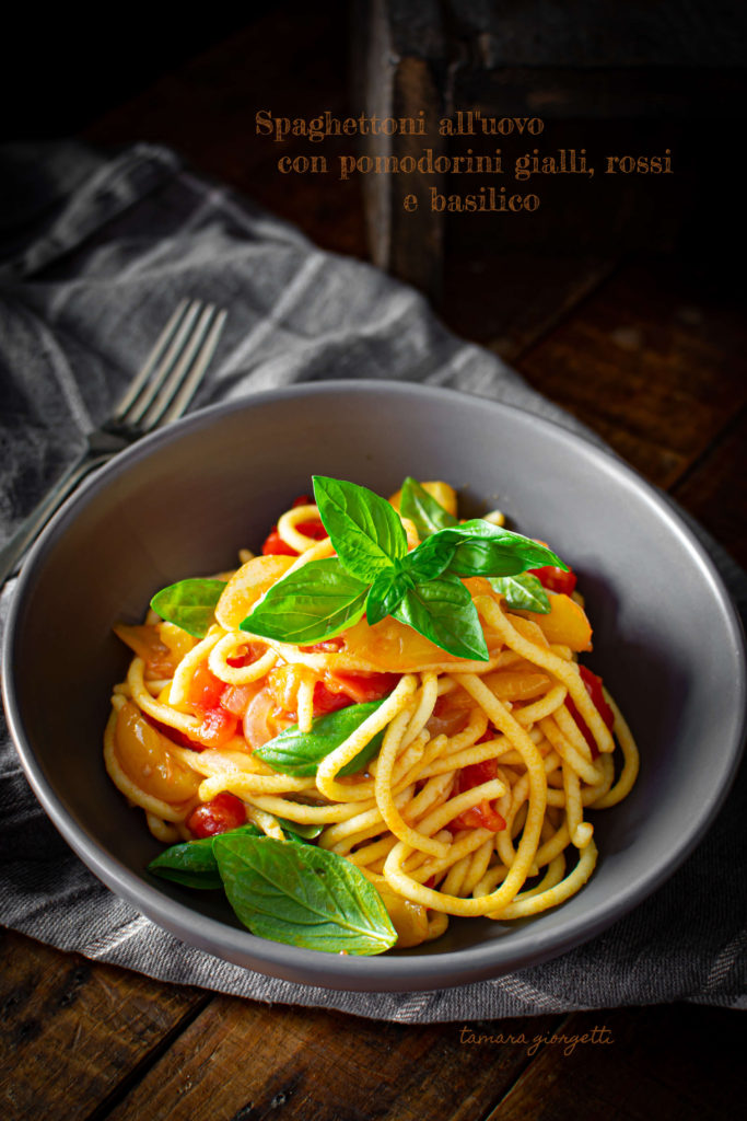 Spaghettoni all'uovo con pomodorini bicolor