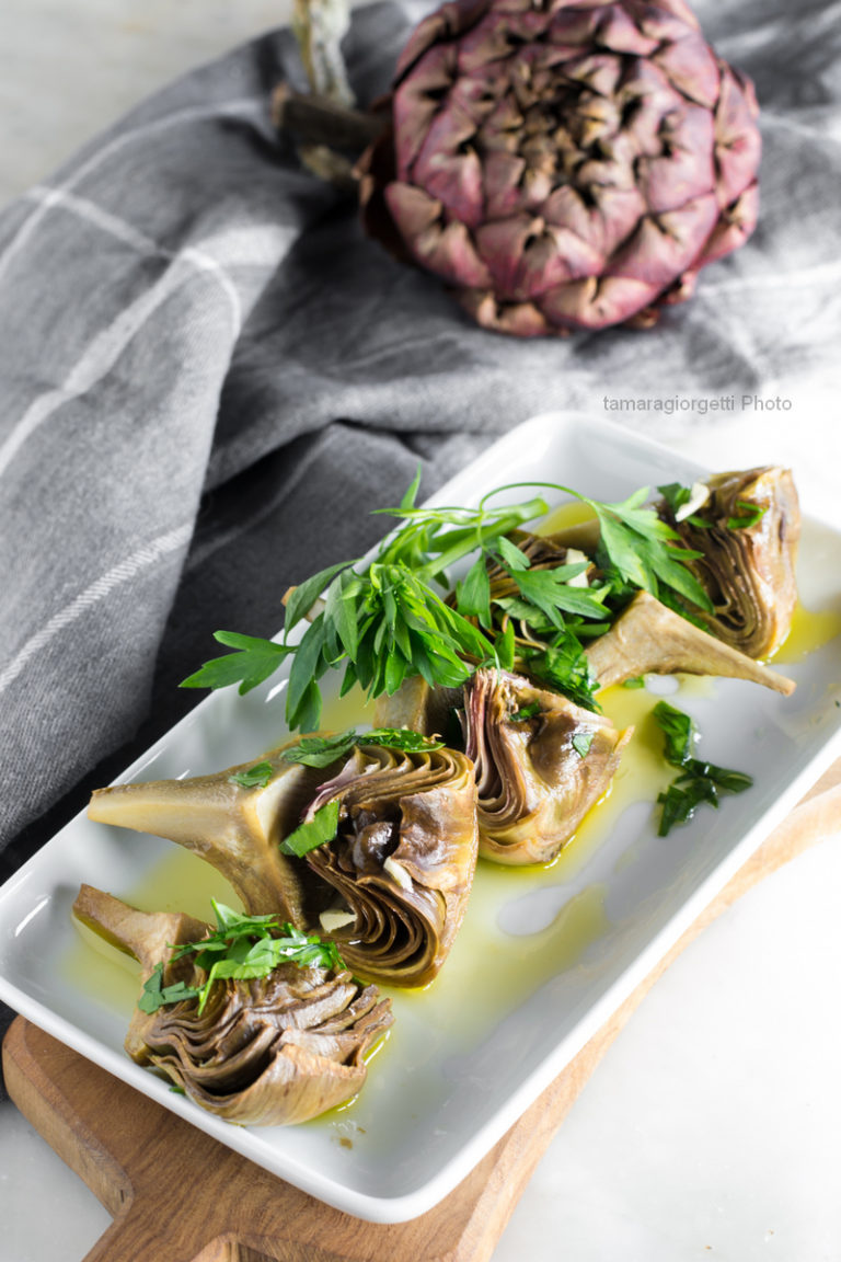 Carciofi alla romana con prezzemolo aglio e mentuccia