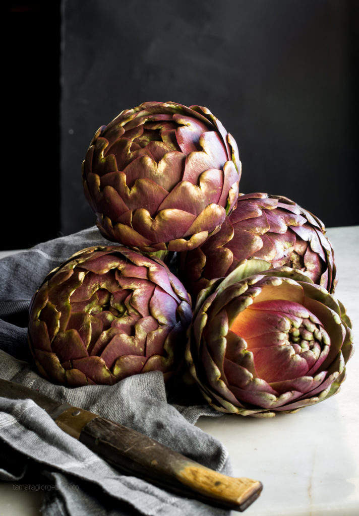 Carciofi alla romana con prezzemolo aglio e mentuccia
